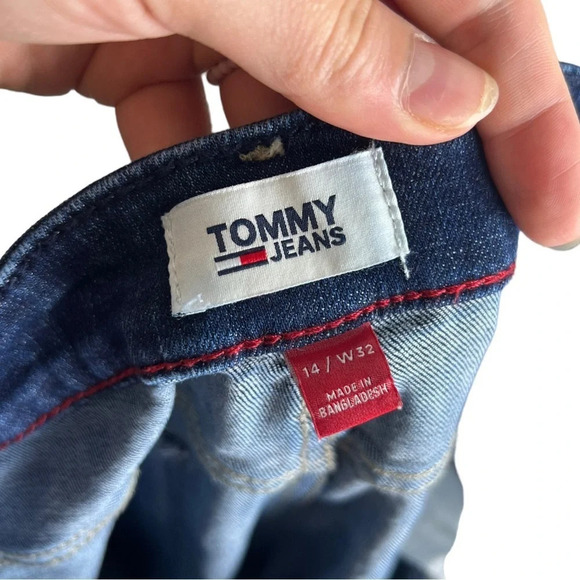 Tommy Jeans • Distressed High Waisted Jeans - Picture 5 of 7